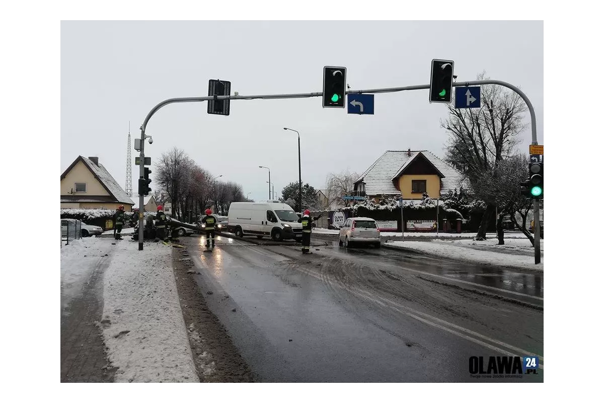 Wjechał w latarnię, są niewielkie utrudnienia