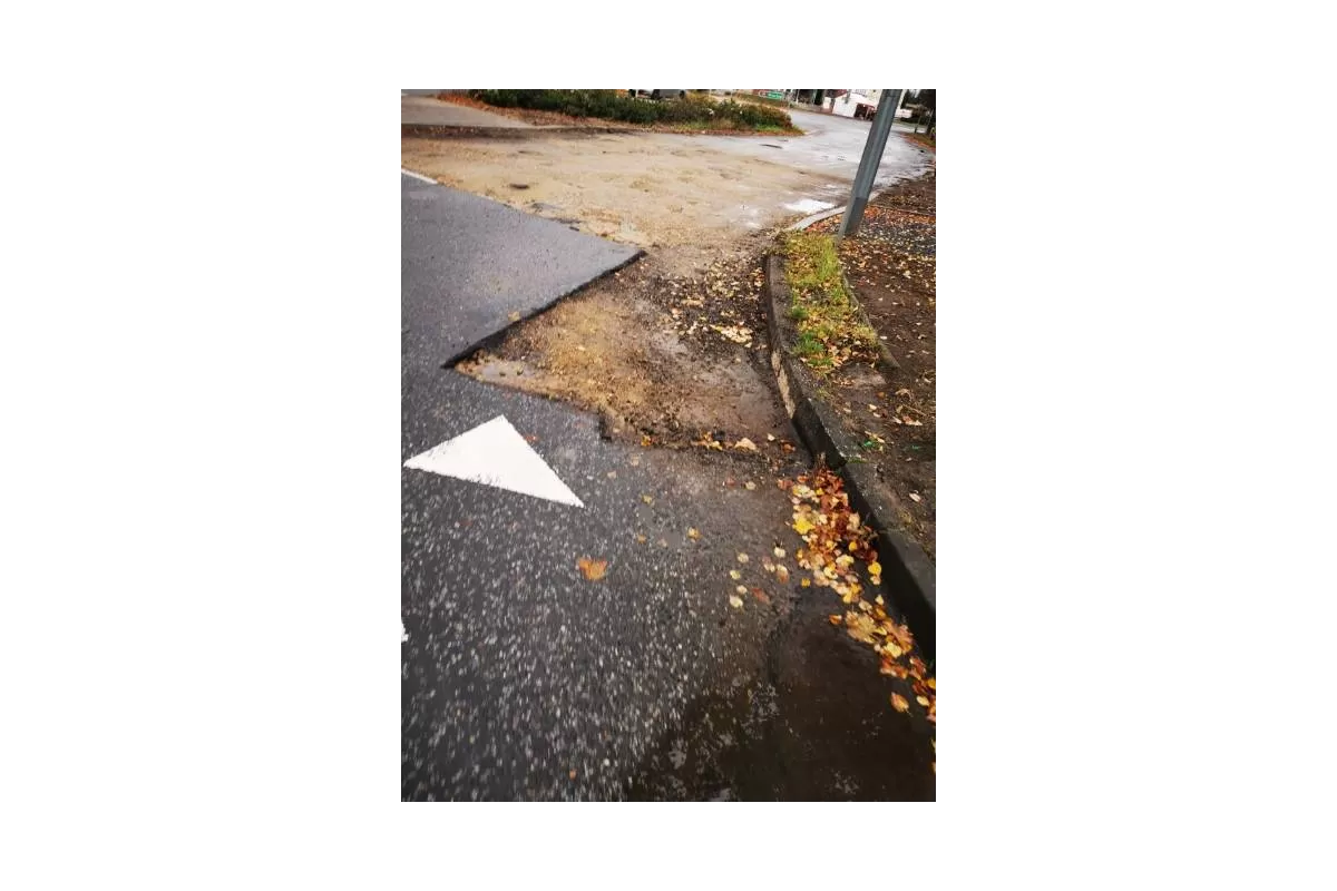 Uwaga kierowcy. Zerwany asfalt i duże dziury