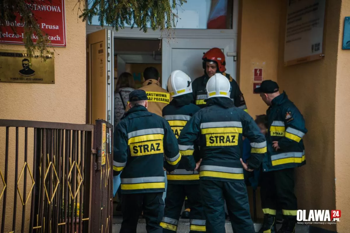 Gaz pieprzowy w szkole. Strażacy ewakuowali uczniów
