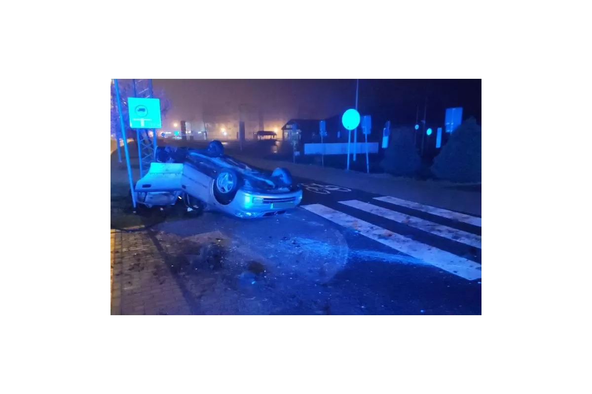 Dachował przed rondem