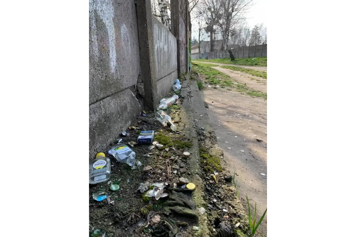 Czy teren za Tesco został zapomniany? Czytelnik zgłasza problem