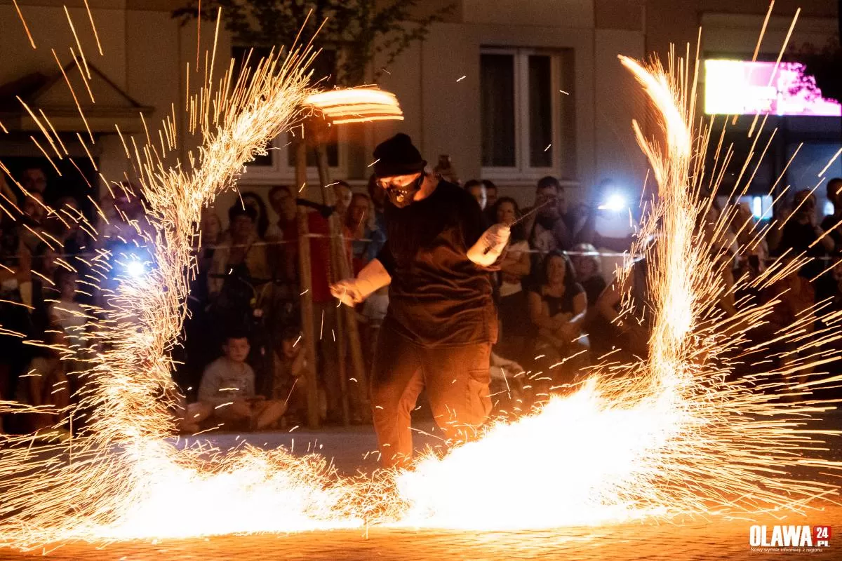 Ogniste show pod ratuszem. Trwa festiwal historii i ognia. 