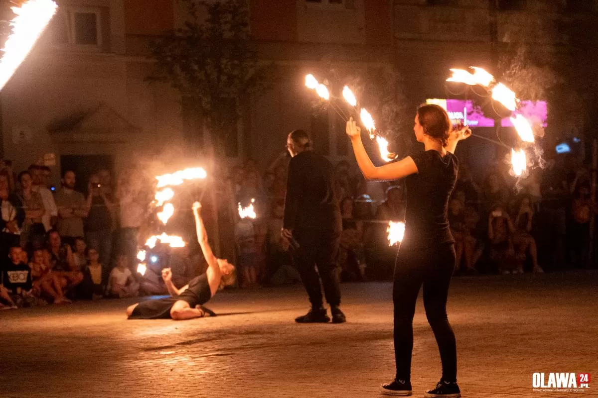 Ogniste show pod ratuszem. Trwa festiwal historii i ognia. 