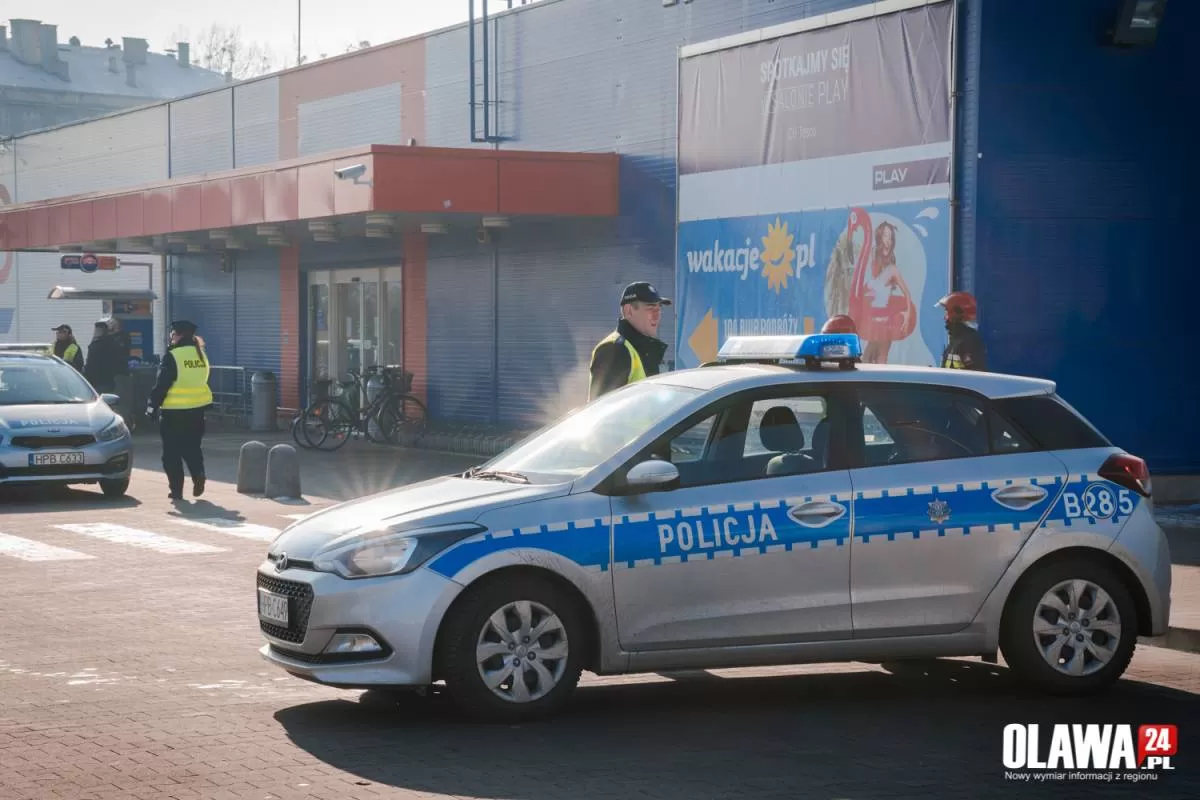 Alarm bombowy w Tesco. Trwa ewakuacja!