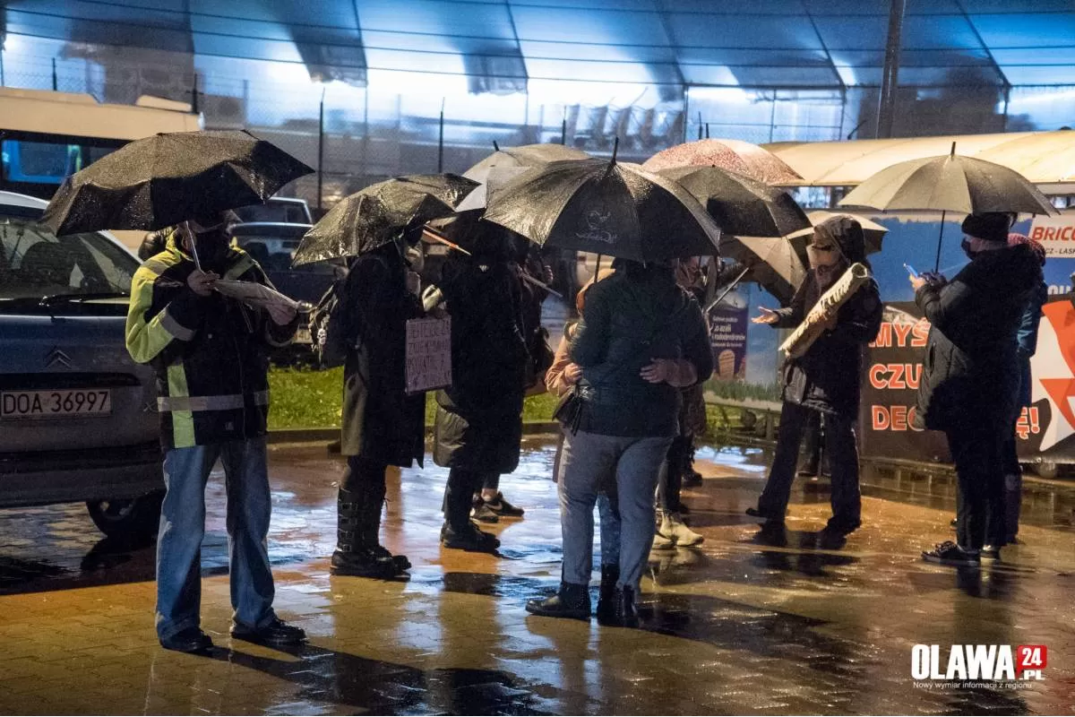 Kobiety dalej spacerują, a pod kościołem czekają kontrmanifestanci