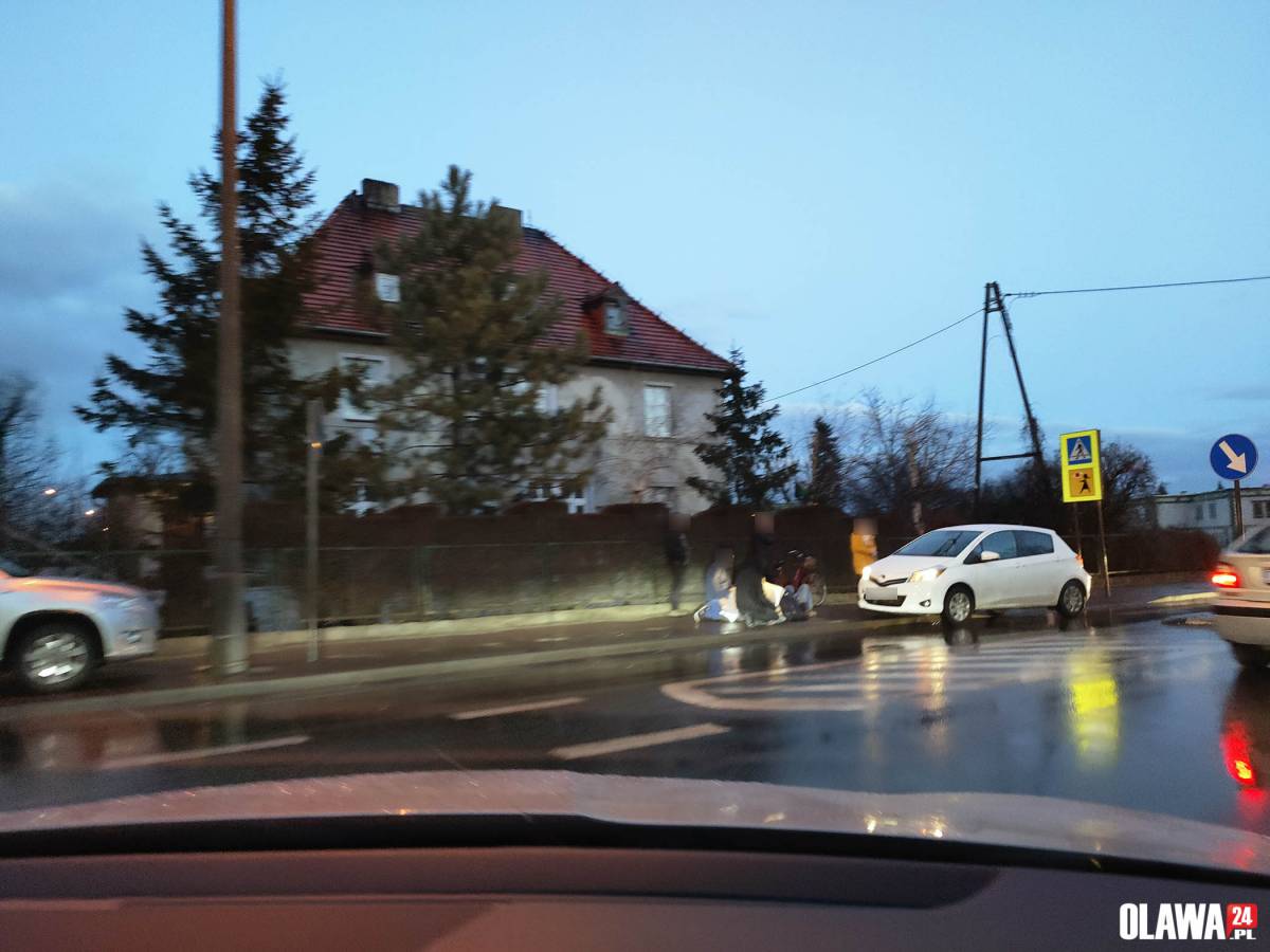 Potrącenie na przejściu. Mężczyzna trafił do szpitala