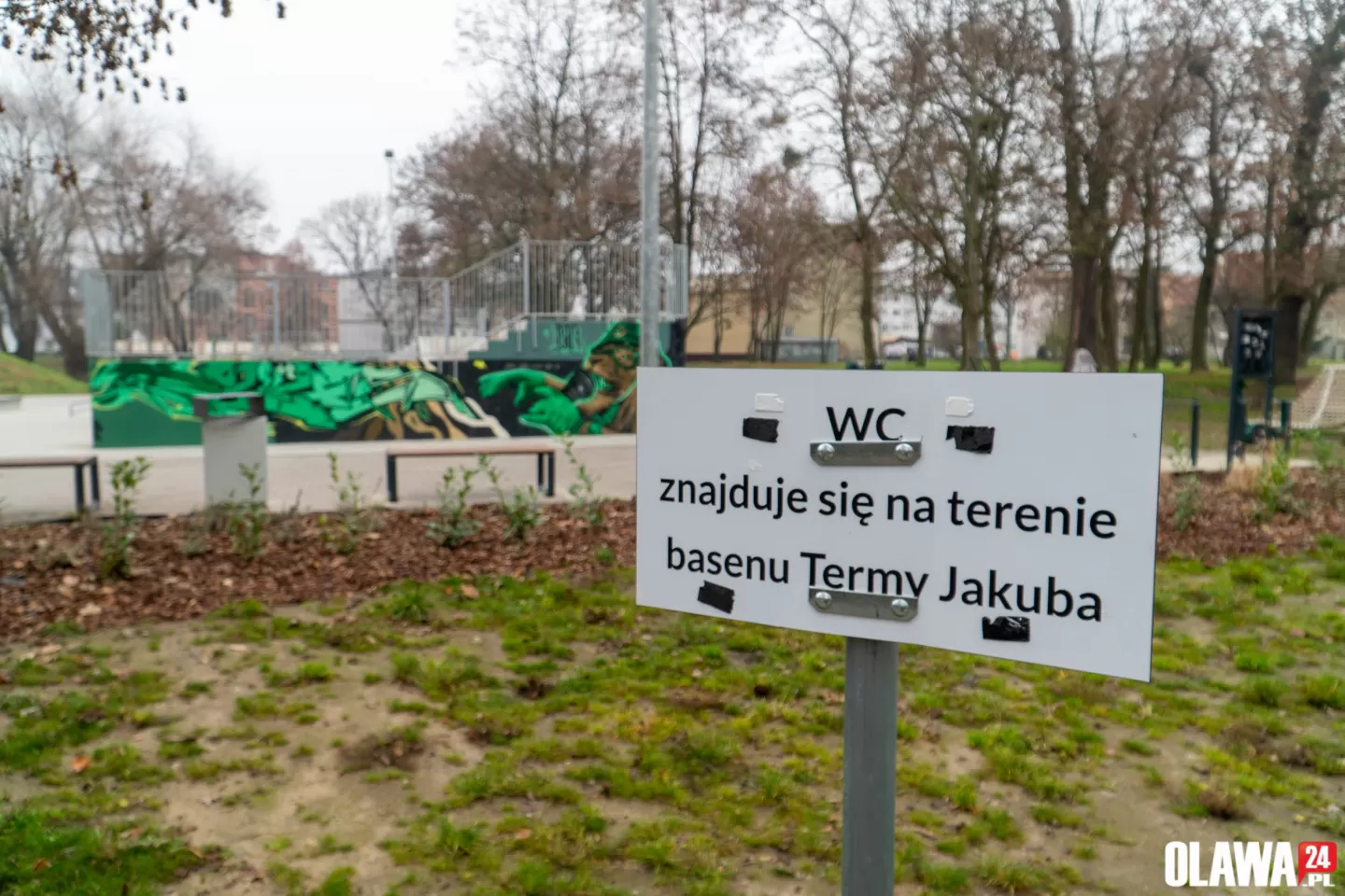 Tabliczka widnieje, a toaleta jest nieczynna