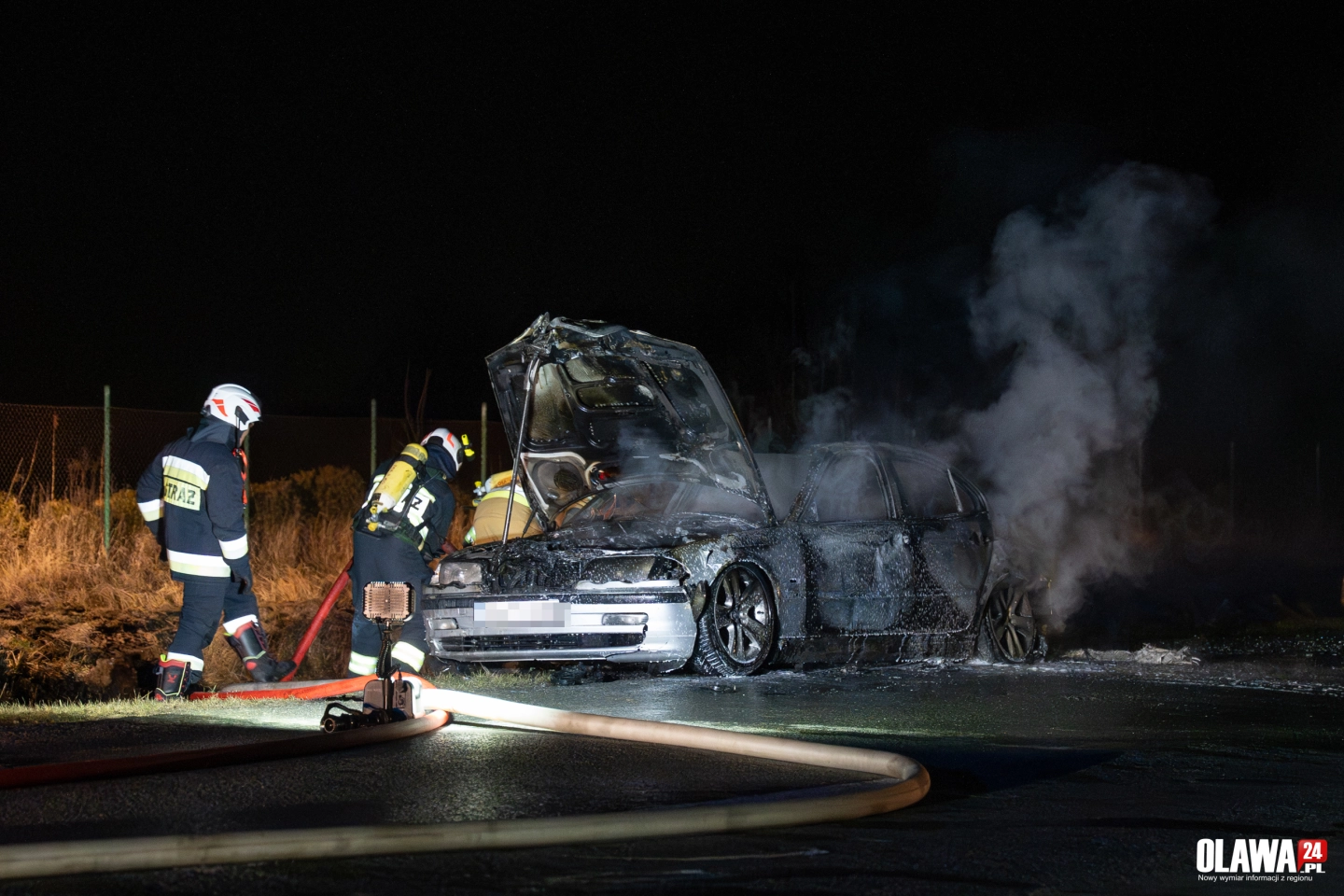Pożar auta na drodze do Starego Otoku. Kierowca zdążył uciec