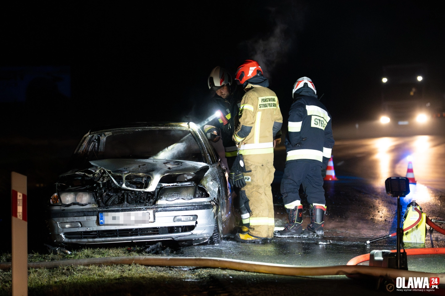 Pożar auta na drodze do Starego Otoku. Kierowca zdążył uciec