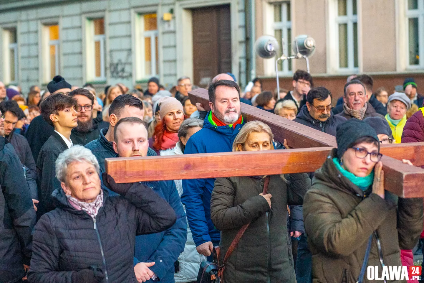 Ponieśli krzyż ulicami miasta [ZDJĘCIA]