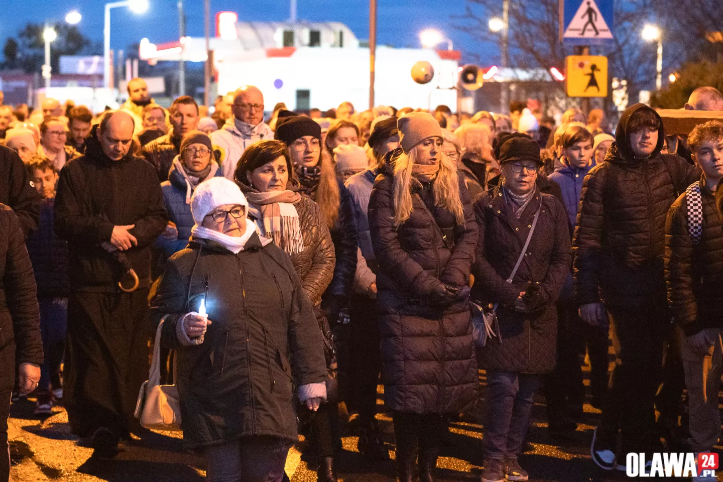 Ponieśli krzyż ulicami miasta [ZDJĘCIA]