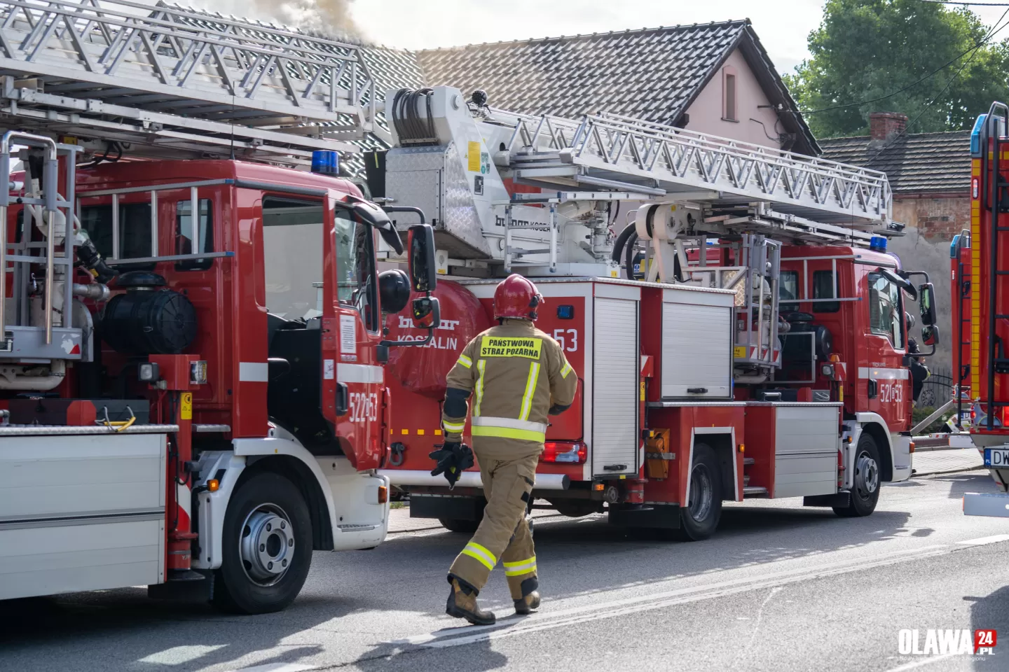 Duży pożar domu jednorodzinnego. Droga zablokowana