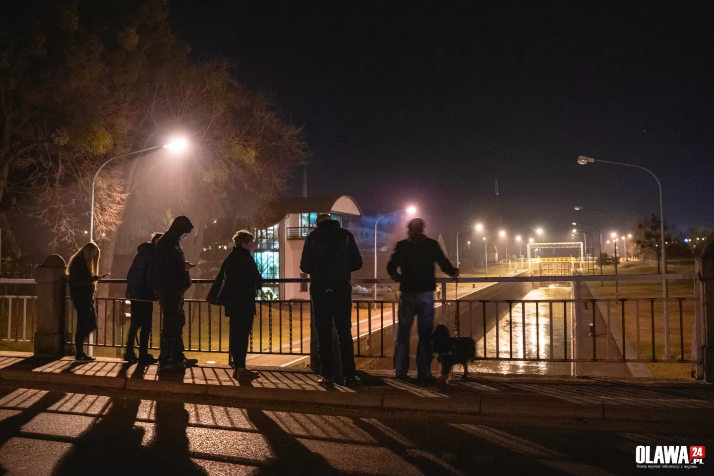 Oławska śluza wypełniona białą substancją