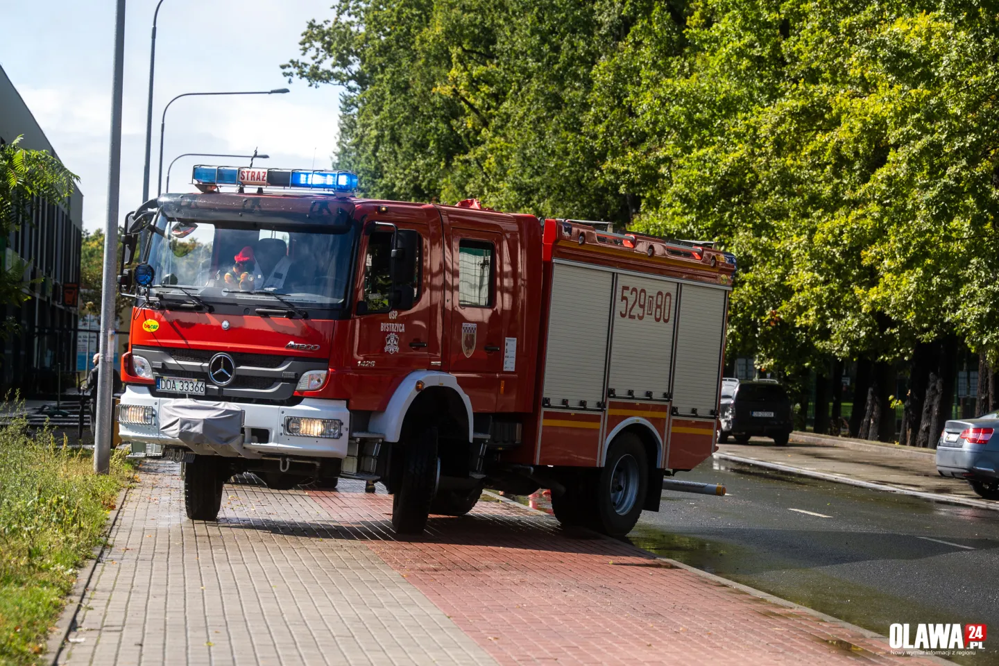 Miejskie targowisko zalane. Strażacy pompują wodę