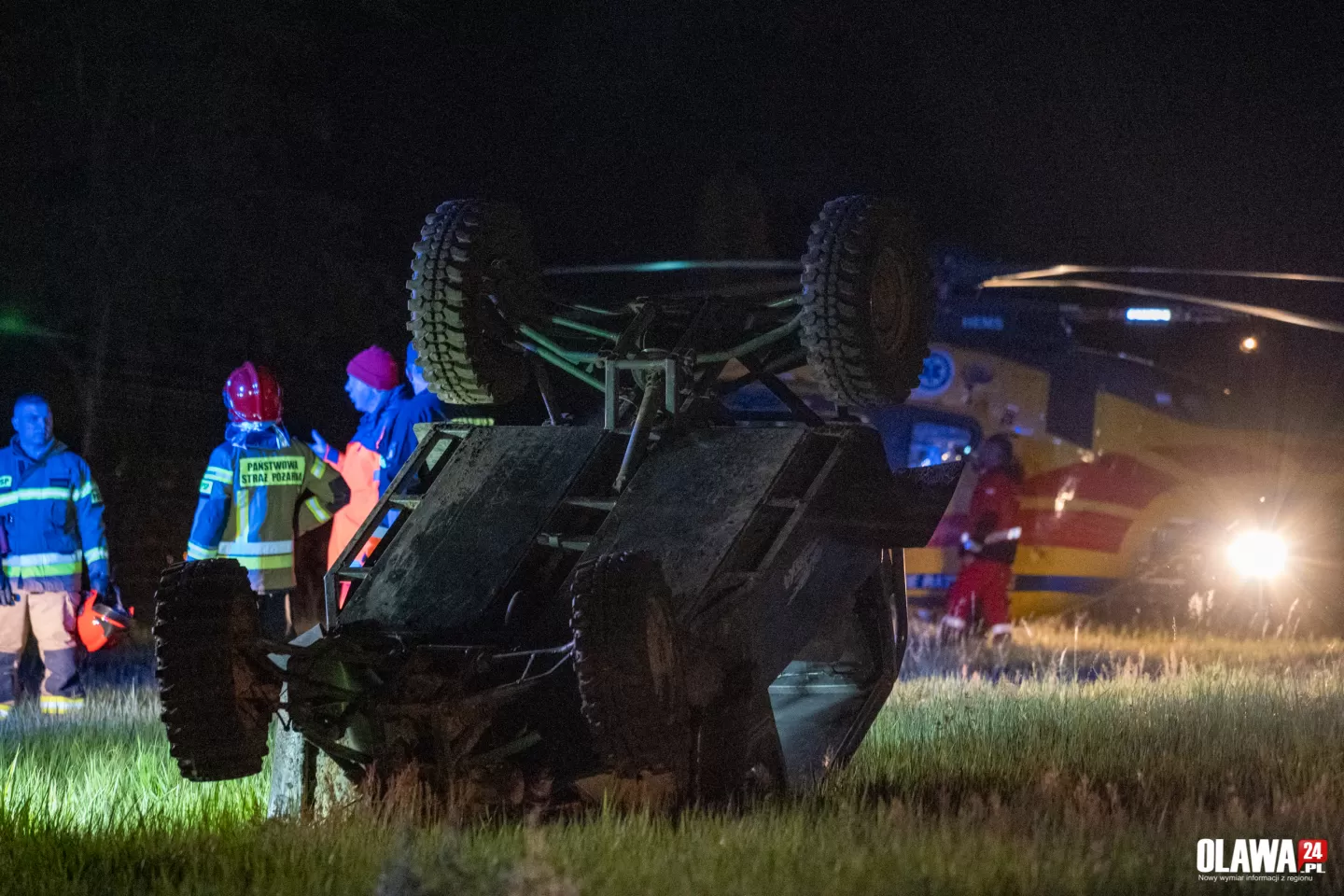 Samochód terenowy dachował. Kierowca został przygnieciony