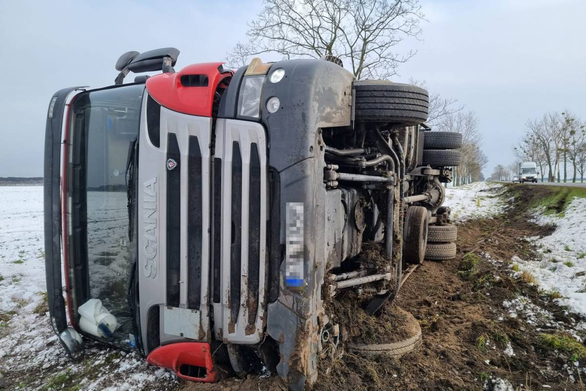 Samochód ciężarowy wpadł do rowu. Utrudnienia w ruchu