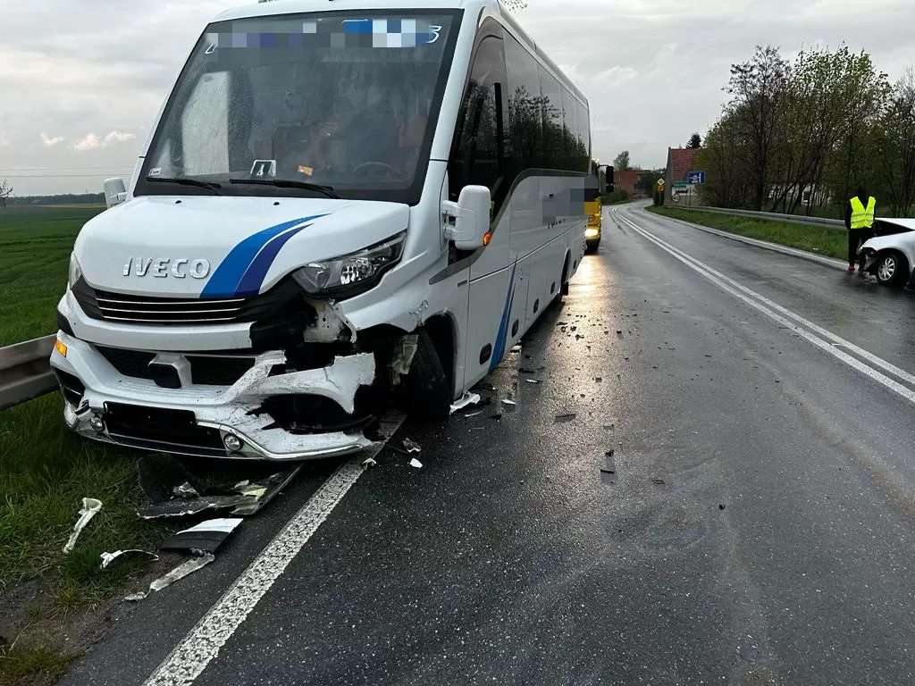 Bus z piłkarzami zderzył się z osobówką 