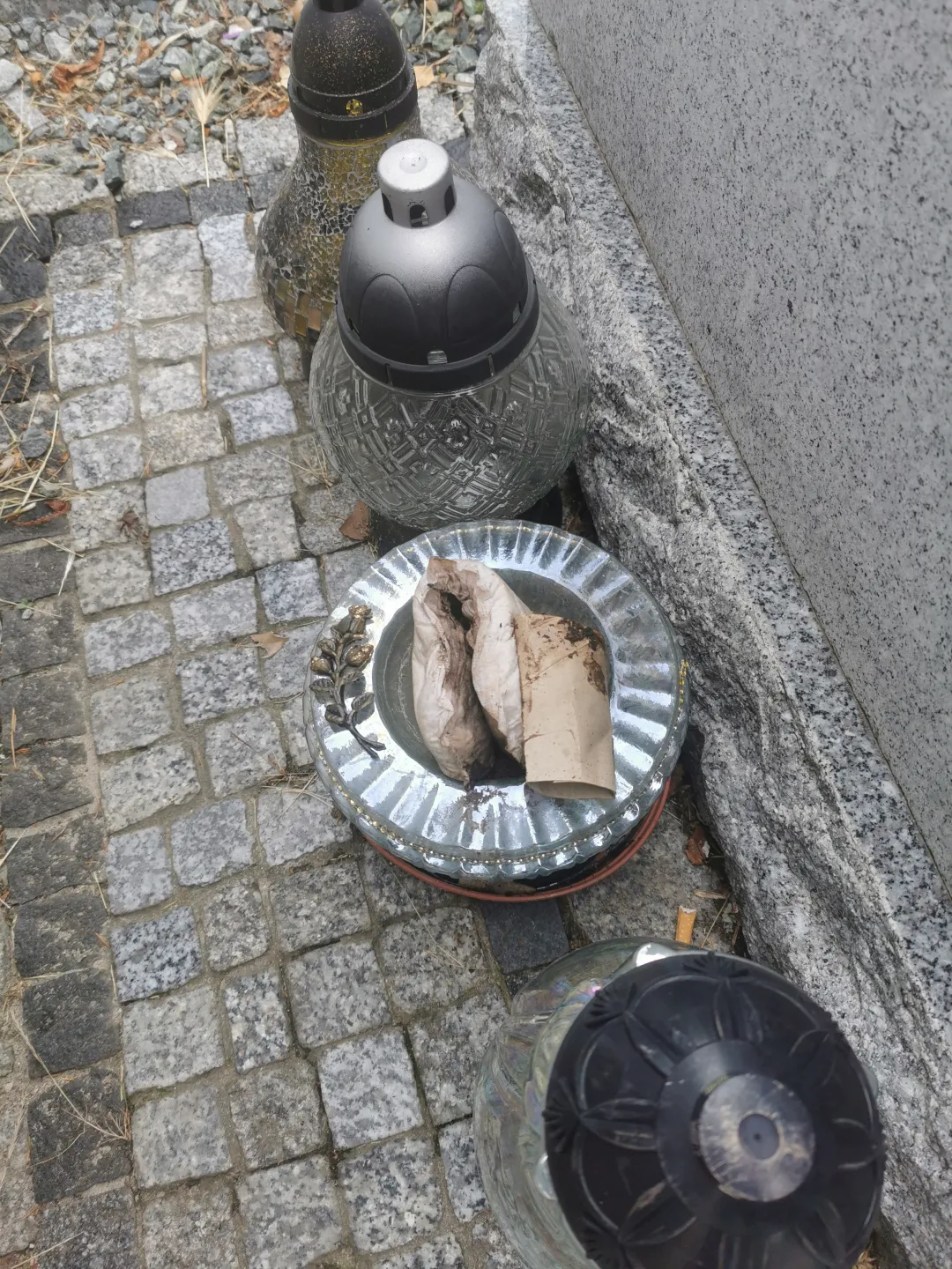 To profanacja miejsca pochówku! 