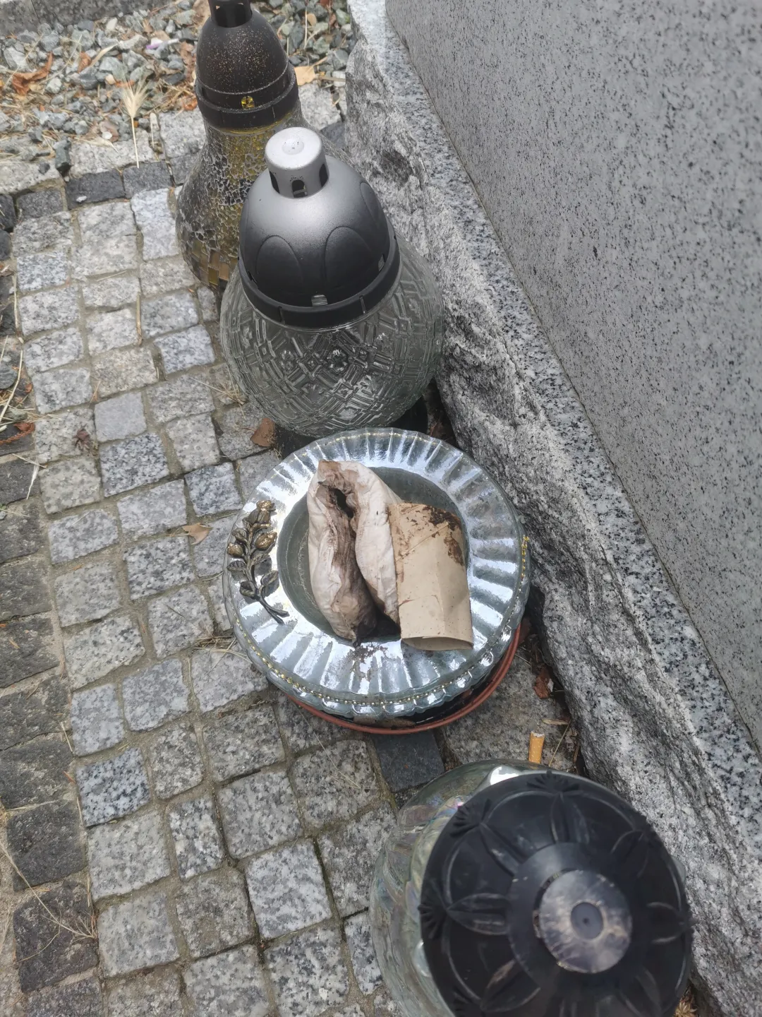 To profanacja miejsca pochówku! 