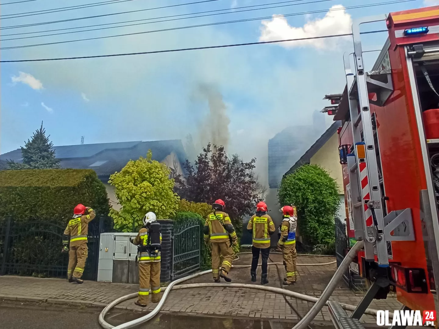 Strażacy walczą z ogniem. Pożar domu w Marcinkowicach 