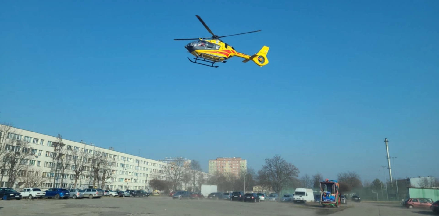 Śmigłowiec LPR lądował w Oławie. Pilnej interwencji medycznej wymagał mężczyzna 