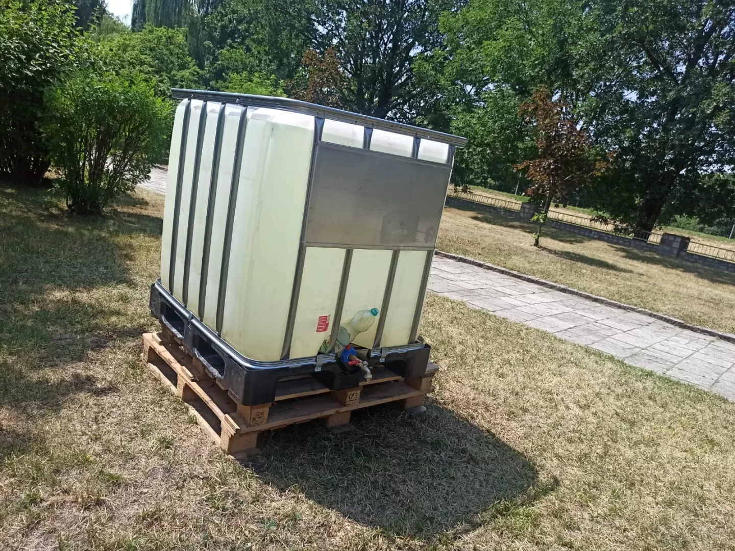 Samodzielnie podlej roślinność. Miasto ustawia mauzery z wodą