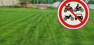Domaniów: Ktoś wjechał quadem na boisko i zniszczył piłkarzom murawę!