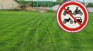 Domaniów: Ktoś wjechał quadem na boisko i zniszczył piłkarzom murawę!