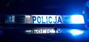 Nastolatek na hulajnodze, bez kasku, uderzył w auto