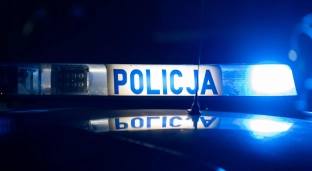 Nastolatek na hulajnodze, bez kasku, uderzył w auto