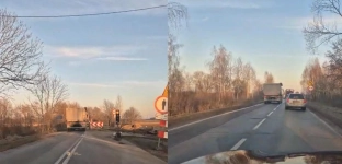 Niebezpieczne manewry samochodu ciężarowego na remontowanej drodze