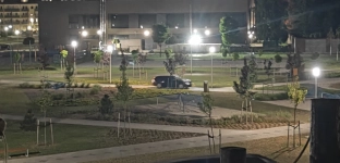 Park jeszcze przed otwarciem, a już ktoś wjechał samochodem na alejki