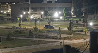 Park jeszcze przed otwarciem, a już ktoś wjechał samochodem na alejki
