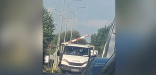 Wjechał na przejazd bez pewności zjazdu, uszkodził rogatki i został ukarany