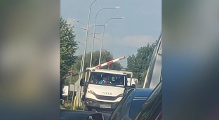 Wjechał na przejazd bez pewności zjazdu, uszkodził rogatki i został ukarany