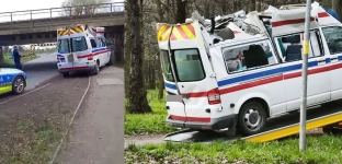 Samochód transportu medycznego uderzył w ogranicznik wysokości