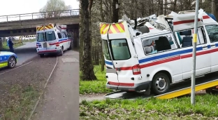 Samochód transportu medycznego uderzył w ogranicznik wysokości