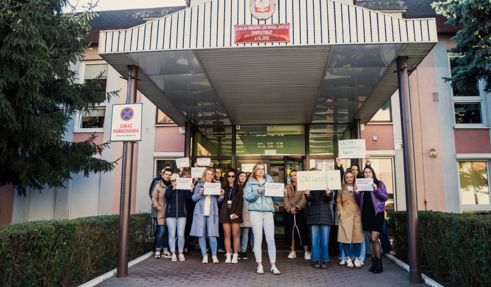 Protest w ZUS. Pracownicy wychodzą przed budynki w całej Polsce, także w Oławie