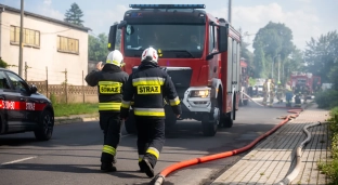 Przy Nowodojazdowej spłonęły zabudowania