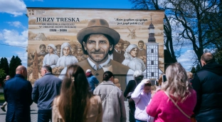 Upamiętnili Jerzego Treskę. Nowy mural w Jelczu-Laskowicach