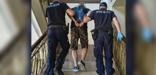 Dusił, izolować, wyzywał i groził swojej żonie. Podejrzany o wieloletnie znęcanie się został zatrzymany