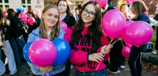 Kiedy ostatnio się badaliście?. Ważny apel podczas marszu Różowej i Niebieskiej Wstążki