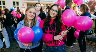 Kiedy ostatnio się badaliście?. Ważny apel podczas marszu Różowej i Niebieskiej Wstążki