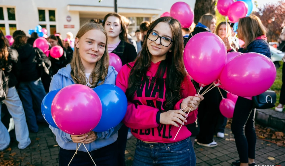 Kiedy ostatnio się badaliście? Ważny apel podczas marszu Różowej i Niebieskiej Wstążki