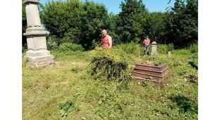 Pandemia odwołała ich wyjazd na Ukrainę. Tamtejsi mieszkańcy posprzątali polskie groby