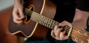 Kiedy lepiej wybrać gitarę elektroakustyczną? Poznaj jej zalety