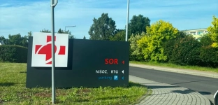 Znak przy wyjeździe z parkingu SOR utrudnia widoczność. Mieszkaniec alarmuje