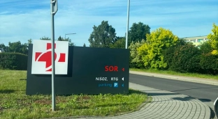 Znak przy wyjeździe z parkingu SOR utrudnia widoczność. Mieszkaniec alarmuje