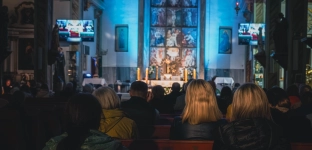 Wieczór Uwielbienia w Oławie. Modlitwa, adoracja i muzyka