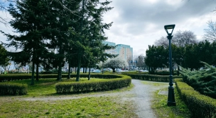 Skwer w centrum Oławy z imieniem księcia Henryka I Brodatego